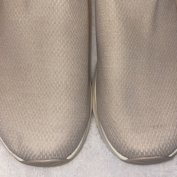 New balance, beige,/Tan slip On Sneakers size 9 - Picture 4 of 11